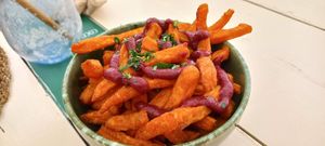 Sweet potato fries with beetroot mayo at Cocos Veggie e Tal in Foz Do Arelho