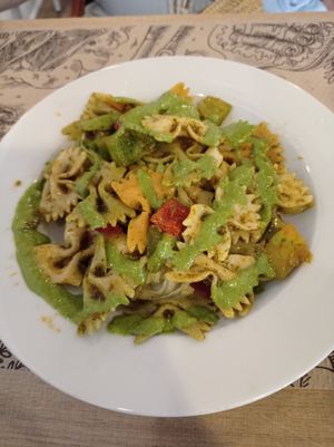 Ensalada de pasta y pesto at Vegan Food Heaven in Barcelona
