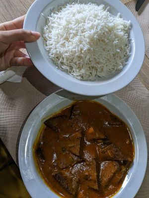 Mock chicken curry with side portion of white rice at Vegan Food Heaven in Barcelona