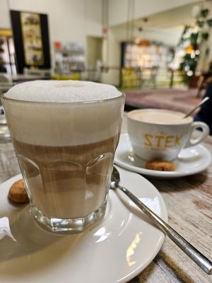 Latte macchiato & Flat white with oat milk at Stek in Venlo