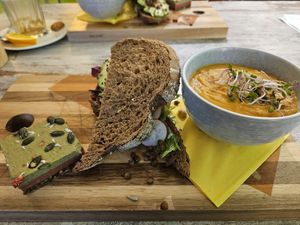 'Keuzestress' with red lentil soup, beetroot/avocado sandwich & raw cake at Stek in Venlo