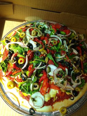 Veggie pizza with vegan cashew cheese at Pie Slingers in Rock Spring