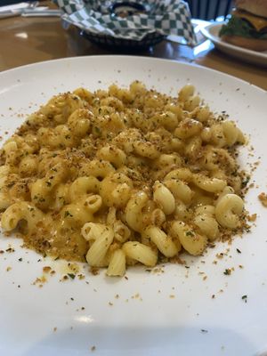 Mac and cheese  at Cheezy Vegan in Woodlyn