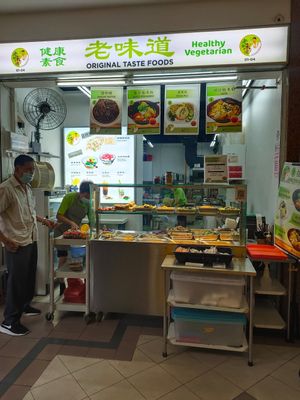 Buying at Original Taste Foods 老味道 in Central Singapore