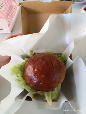 Signature vegan burger at VeHeart Cafe 素吃货 in West Singapore