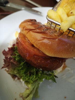 Veganer No Chrispy Chicken Burger (halbiert) at Brühler Wirtshaus in Bruehl