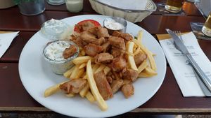Veganes Gyros mit Pommes und Krautsalat at Brühler Wirtshaus in Bruehl