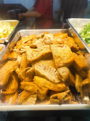 Dishes at Yi En Vegetarian 伊恩素食 in Central Singapore