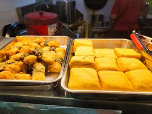 Early morning dishes at Yi En Vegetarian 伊恩素食 in Central Singapore