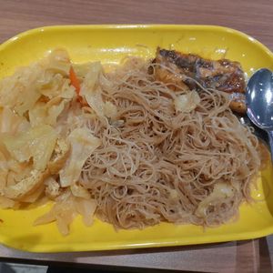 2 dishes with bihun at $3.20 at Yi En Vegetarian 伊恩素食 in Central Singapore