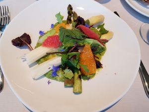 Asperges met citrusvruchten at Mama Gaia in Haarlem