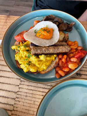 Full breakfast with fried Vegg at The Vibe in Liverpool