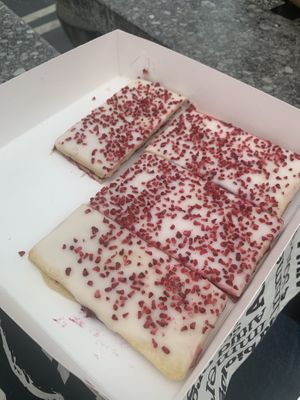 Hindbærsnitter at Glean - Torvehallerne in Copenhagen