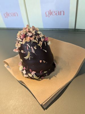 Blueberry flødeboller at Glean - Torvehallerne in Copenhagen