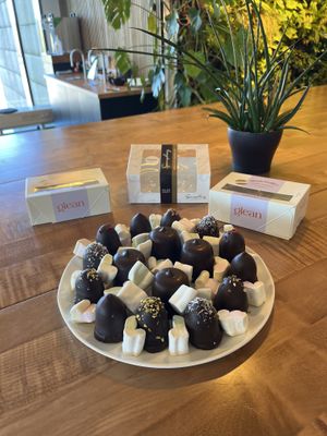 Glean flødeboller, marshmallows and some from Spangsberg (non-vegan)  at Glean - Torvehallerne in Copenhagen