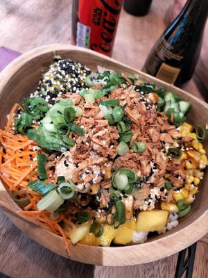 bowl with rice, salad, carrots, avocado, mango, cucumber, spring onion, crispy onion, tofu, sesame seeds and teriyaki sauce at Hawaiian Poke Bowl in Antwerpen