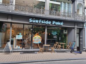 Front with some outdoor seating at Surfside Poké in Namur