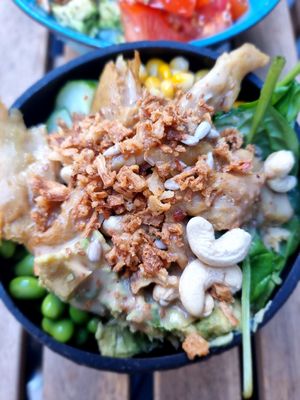 Medium bowl with vegan 'chicken' pieces at Surfside Poké in Namur