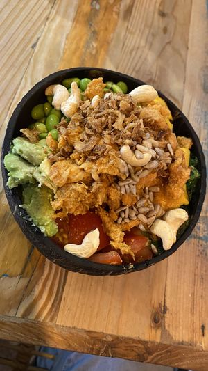 Bowl médium, riz blanc-tomates-wakamé-avocat-mangue-édamame/ poulet vegan   at Surfside Poké in Namur
