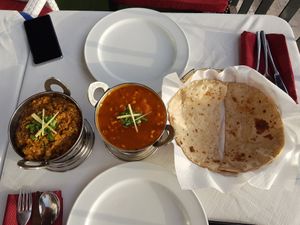 AUBERGINE BHAJI
and TADKA DAAL
with plain chapati - all vegan and veeery tasty at Mr Singh's in Tenerife