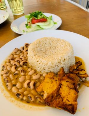 Si estás de viaje por Chiclayo o no tienes tiempo de cocinarte en casa, un lugar donde hay opciones veganas es en Naturaleza, siempre consultar por los insumos. ☺️🌱  at La Naturaleza in Chiclayo