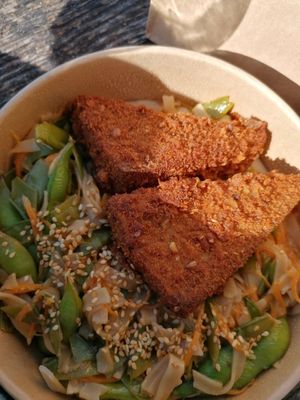 Knuspriger Tofu und Reisnudeln at Enzian Vegan Food in Zurich