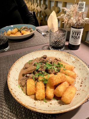 Soja Geschnetzeltes mit Champignons-Rahmsauce, Rösti Kroketten und Kräuter  at Enzian Vegan Food in Zurich