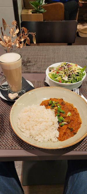 Bunter Salat, planted Chicken Curry mit Reis. Chai latte mit Reismilch.😋 at Enzian Vegan Food in Zurich