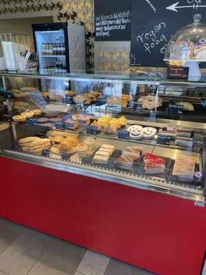 Takeaway and desserts  at Enzian Vegan Food in Zurich