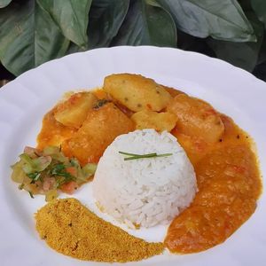 Moqueca de banana da terra com aipim, pirão, farofa no dendê, salada e arroz at Veganila in Paraty
