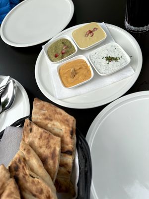 Vorspeise aus Fladenbrot und verschiedenen veganen Dips, wie Joghurt Minze, Hummus, Daal und Zucchini.   at Maihan in Hamburg