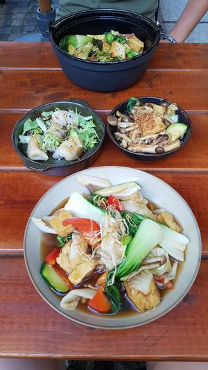 Udon noodle dish "U dont know me" in front, left tapas are dumplings, right tapas garlic-mushroom-combination and my friend hat the seitan soup at Ouai in Leipzig
