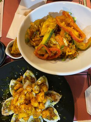 Kari Kari roll sushi (veganized) and vegetables tempura at Fujiyama Sushi Bar in A Coruna