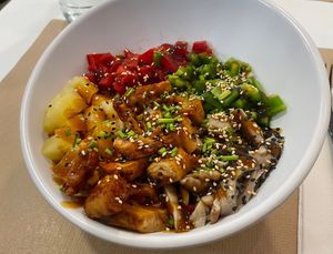 Poke no pollo vegano  at Oromo Café & Poke in Torrelavega