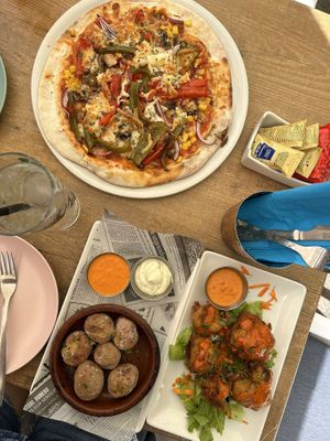 Vegetarian pizza, canarian potato and cauliflower wings at Cabanas 1984 in Tenerife