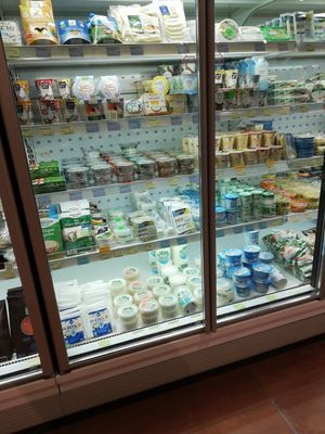 Sojajoghurt und veganer Käse at Hofladen Gut Wulksfelde in Tangstedt