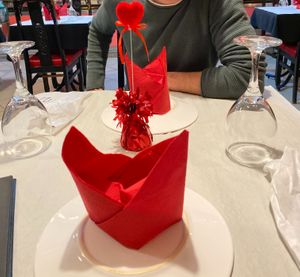 Mesa decorada para o dia dos namorados. at Taj Mahal in Torres Novas