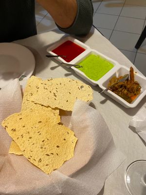 Pedimos Naan Pão (Pão indiano simples) que vem com 3 molhos picantes, sendo um mais leve, um intermediário e um bastante intenso. (1,40€) at Taj Mahal in Torres Novas