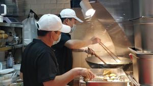 Frying in process at Man Kou Xiang Stinky Tofu 满口香素食臭豆腐 in West Singapore