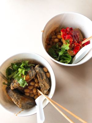 Both comes with yellow beans too 😋😋😋 at Man Kou Xiang Stinky Tofu 满口香素食臭豆腐 in West Singapore