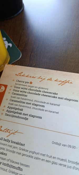 Kersentaart 👀 niet gegeten, maar wel erg nieuwsgierig naar. Er staan meer vegan opties op de kaart dan ik dacht. at Eetcafé de Sjampetter in Deventer
