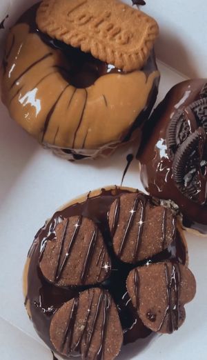 Caramel Buiscuit Cream Cross - mein absoluter Favorit!! & Double Dark Choc (mit Herzkeksen)  at Royal Donuts in Krefeld