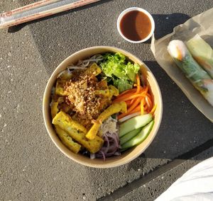Com Bowl mit Chay Tofu und Goi Cuon (Sommerrollen) at Banh Mi Bay in Krefeld