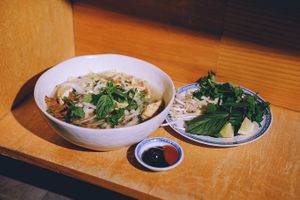 Die Mutter aller vietnamesischen Nudelsuppen „Pho“ in vegan.
Mit Reisbandnudeln, vielen Kräutern, Tofu, Soja-Zweierlei und Pilzen.  at Banh Mi Bay in Krefeld