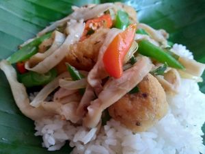 oseng jamur, buncis dan bola bola tahu at Dapur Sukabeda - Tahu Geol in Kuta