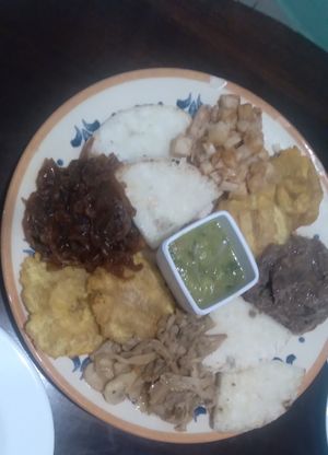 Arepas e patacones acompanhados por guacamole, cebola frita, shimeji e palmito at Macondo Raízes Colombianas La Casa in Sao Paulo
