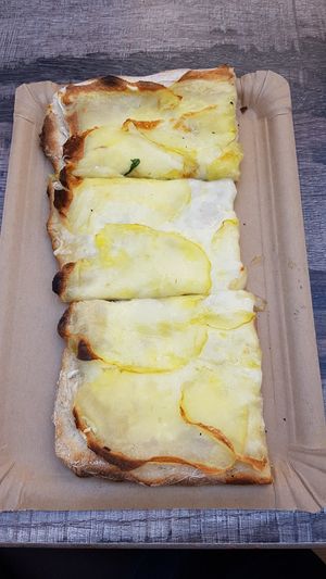 Vegan potato truffle pizza at Pizzesco Sprint - Kazmairstraße in Munich