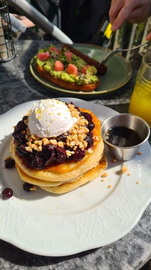 Vegan pancakes en avocado bread at Brunchoteket in Gothenburg