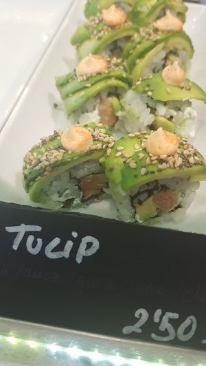 Sushi salmón aguacate at Kokeshi in Lleida