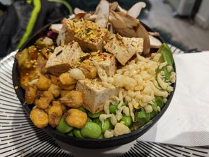 Tofu poke bowl at Kokeshi in Lleida